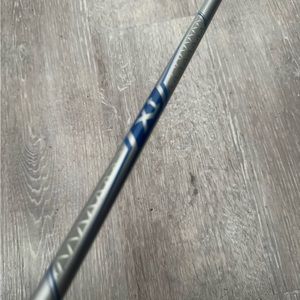 Callaway Xt graphite shaft in ladies flex 
With Callaway grip